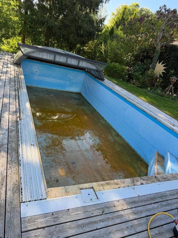 Verschmutztes Schwimmbecken vor der Reinigung